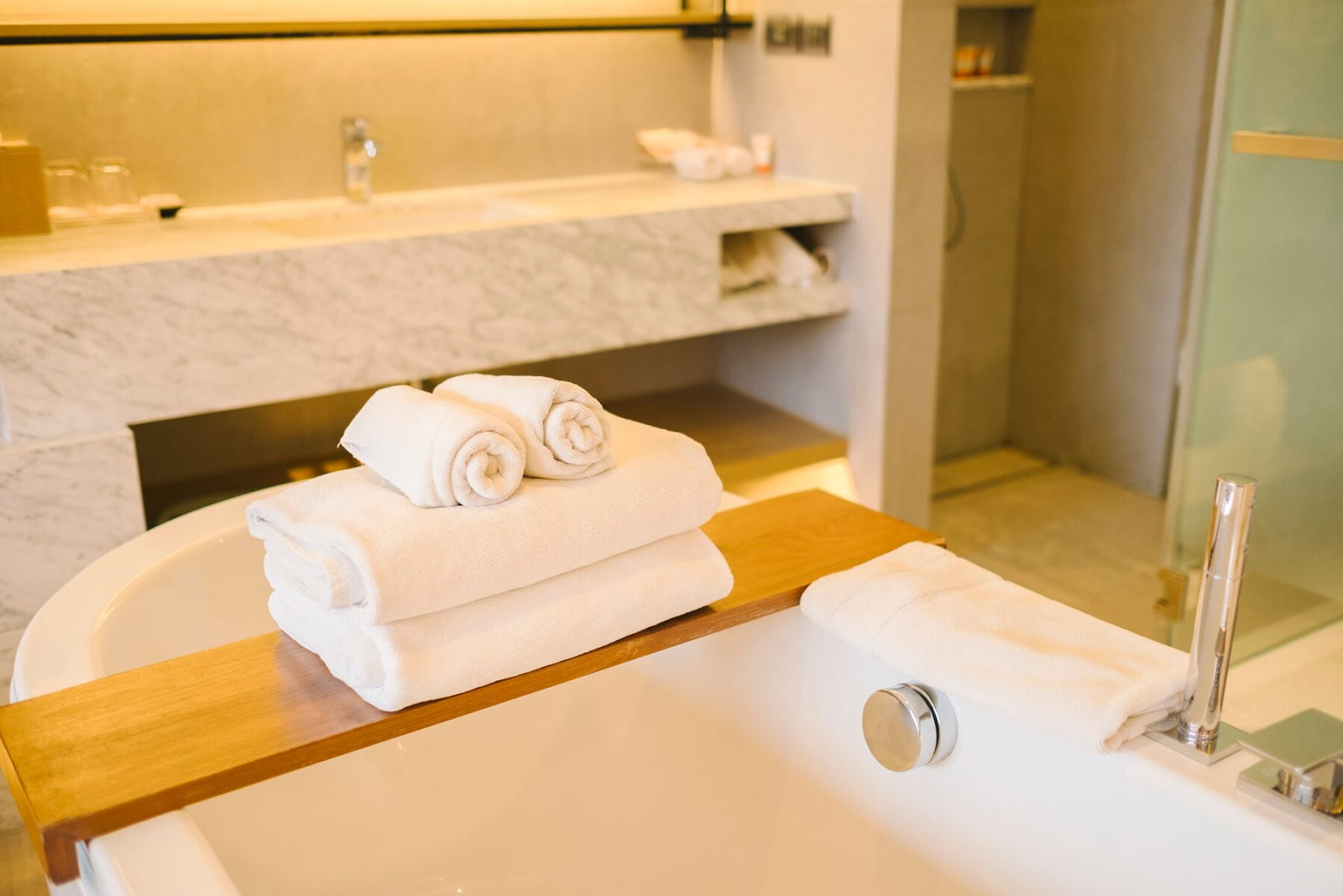 an image of a clean hotel bathroom with bath towels